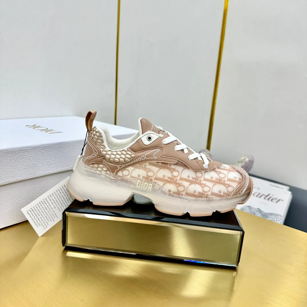 👟👟Ex-factory price 700👟👟 Top version 🌟🌟Dior 2024 spring and summer catwalk new style Vibe iconic fashion modern sports dad shoes CD letter logo Oblique printed pattern lace-up color-blocking thick-soled running shoes Stars' same jelly color casual women's shoes The top high-end version on the market Material: The upper is made of special technology with mesh fabric spliced with metal cowhide + environmentally friendly breathable fabric lining + original molded Tpu combination outsole. Bottom thickness: 4CM Size: 35-40 standard code (34.41 customization is not returnable)